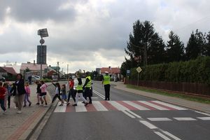 &quot;Bezpieczna droga do szkoły&quot; - policjanci uczyli dzieci prawidłowego przekraczania jezdni