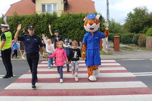 &quot;Bezpieczna droga do szkoły&quot; - policjanci uczyli dzieci prawidłowego przekraczania jezdni