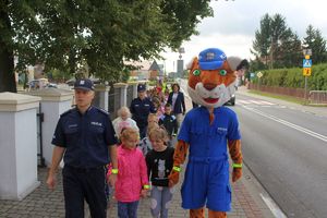 &quot;Bezpieczna droga do szkoły&quot; - policjanci uczyli dzieci prawidłowego przekraczania jezdni