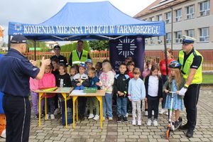 &quot;Bezpieczna droga do szkoły&quot; - policjanci uczyli dzieci prawidłowego przekraczania jezdni.