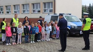 &quot;Bezpieczna droga do szkoły&quot; - policjanci uczyli dzieci prawidłowego przekraczania jezdni