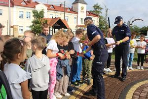 &quot;Bezpieczna droga do szkoły&quot; - policjanci uczyli dzieci prawidłowego przekraczania jezdni.