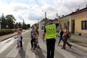 &quot;Bezpieczna droga do szkoły&quot; - policjanci uczyli dzieci prawidłowego przekraczania jezdni.
