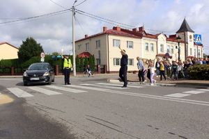 &quot;Bezpieczna droga do szkoły&quot; - policjanci uczyli dzieci prawidłowego przekraczania jezdni.