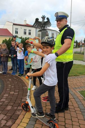&quot;Bezpieczna droga do szkoły&quot; - policjanci uczyli dzieci prawidłowego przekraczania jezdni.