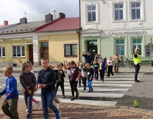 &quot;Bezpieczna droga do szkoły&quot; - policjanci uczyli dzieci prawidłowego przekraczania jezdni.