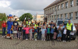 &quot;Bezpieczna droga do szkoły&quot; - policjanci uczyli dzieci prawidłowego przekraczania jezdni.