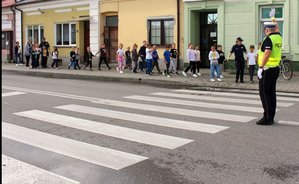 &quot;Bezpieczna droga do szkoły&quot; - policjanci uczyli dzieci prawidłowego przekraczania jezdni