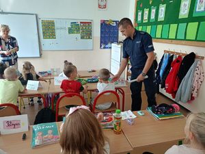 Dzielnicowi z Komendy Miejskiej Policji w Tarnobrzegu prowadzą działania prewencyjno - edukacyjne pn. „Bezpieczna droga do szkoły”. Głównym celem akcji jest edukacja dzieci w zakresie bezpieczeństwa w ruchu drogowym. Podczas prowadzonych działań mundurowi przypominali najmłodszym zasady prawidłowego poruszania się po drodze.