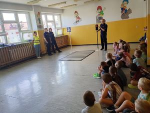Dzielnicowi z Komendy Miejskiej Policji w Tarnobrzegu prowadzą działania prewencyjno - edukacyjne pn. „Bezpieczna droga do szkoły”. Głównym celem akcji jest edukacja dzieci w zakresie bezpieczeństwa w ruchu drogowym. Podczas prowadzonych działań mundurowi przypominali najmłodszym zasady prawidłowego poruszania się po drodze.