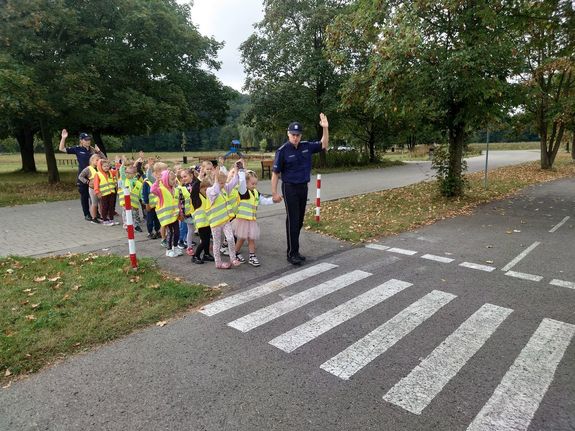 Aby droga do przedszkola była bezpieczna- spotkanie z policjantami