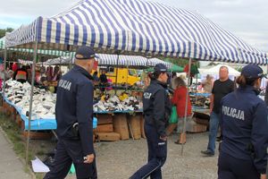 Tarnobrzescy dzielnicowi po raz kolejny prowadzili na targowisku miejskim działania skierowane na przeciwdziałanie kradzieżom kieszonkowym. Celem akcji jest uczulenie przebywających tam osób przed zagrożeniem jakim są kieszonkowcy oraz najczęstszymi metodami działania oszustów.