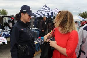 Tarnobrzescy dzielnicowi po raz kolejny prowadzili na targowisku miejskim działania skierowane na przeciwdziałanie kradzieżom kieszonkowym. Celem akcji jest uczulenie przebywających tam osób przed zagrożeniem jakim są kieszonkowcy oraz najczęstszymi metodami działania oszustów.