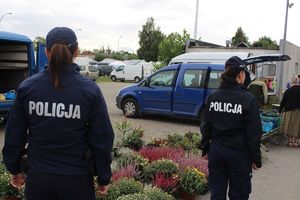 Tarnobrzescy dzielnicowi po raz kolejny prowadzili na targowisku miejskim działania skierowane na przeciwdziałanie kradzieżom kieszonkowym. Celem akcji jest uczulenie przebywających tam osób przed zagrożeniem jakim są kieszonkowcy oraz najczęstszymi metodami działania oszustów.