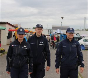 Tarnobrzescy dzielnicowi po raz kolejny prowadzili na targowisku miejskim działania skierowane na przeciwdziałanie kradzieżom kieszonkowym. Celem akcji jest uczulenie przebywających tam osób przed zagrożeniem jakim są kieszonkowcy oraz najczęstszymi metodami działania oszustów.