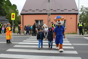 Policjanci odwiedzili pierwszoklasistów w Nowej Dębie, by uczyć zasad bezpieczeństwa w ruchu drogowym. W ramach działań "Bezpieczna droga do szkoły" mówili im, jak bezpiecznie poruszać się po drodze, jak podróżować samochodem i zachęcali do noszenia elementów odblaskowych.