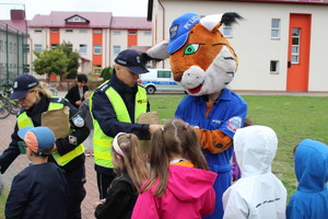 Policjanci odwiedzili pierwszoklasistów w Nowej Dębie, by uczyć zasad bezpieczeństwa w ruchu drogowym. W ramach działań "Bezpieczna droga do szkoły" mówili im, jak bezpiecznie poruszać się po drodze, jak podróżować samochodem i zachęcali do noszenia elementów odblaskowych.