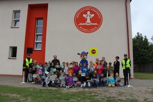 Policjanci odwiedzili pierwszoklasistów w Nowej Dębie, by uczyć zasad bezpieczeństwa w ruchu drogowym. W ramach działań "Bezpieczna droga do szkoły" mówili im, jak bezpiecznie poruszać się po drodze, jak podróżować samochodem i zachęcali do noszenia elementów odblaskowych.