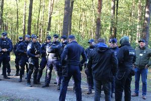 Policjanci z Komendy Miejskiej Policji w Tarnobrzegu, Oddziału Prewencji Policji w Rzeszowie oraz Komisariatu Policji w Nowej Dębie wzięli udział w ćwiczeniach obronnych z zakresu ochrony ludności i obrony cywilnej pn.”Dęba 2025”. Przedsięwzięcie odbyło się na terenie gminy Nowa Dęba.  Zasadniczym celem akcji było przygotowanie służb do podejmowania działań ratowniczych i poszukiwawczych oraz właściwego reagowania w sytuacji wystąpienia zagrożeń związanych z atakami terrorystycznymi.