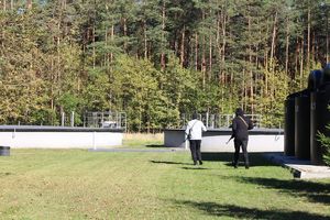 Policjanci z Komendy Miejskiej Policji w Tarnobrzegu, Oddziału Prewencji Policji w Rzeszowie oraz Komisariatu Policji w Nowej Dębie wzięli udział w ćwiczeniach obronnych z zakresu ochrony ludności i obrony cywilnej pn.”Dęba 2025”. Przedsięwzięcie odbyło się na terenie gminy Nowa Dęba.  Zasadniczym celem akcji było przygotowanie służb do podejmowania działań ratowniczych i poszukiwawczych oraz właściwego reagowania w sytuacji wystąpienia zagrożeń związanych z atakami terrorystycznymi.