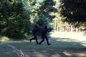 Policjanci z Komendy Miejskiej Policji w Tarnobrzegu, Oddziału Prewencji Policji w Rzeszowie oraz Komisariatu Policji w Nowej Dębie wzięli udział w ćwiczeniach obronnych z zakresu ochrony ludności i obrony cywilnej pn.”Dęba 2025”. Przedsięwzięcie odbyło się na terenie gminy Nowa Dęba.  Zasadniczym celem akcji było przygotowanie służb do podejmowania działań ratowniczych i poszukiwawczych oraz właściwego reagowania w sytuacji wystąpienia zagrożeń związanych z atakami terrorystycznymi.