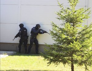 Policjanci z Komendy Miejskiej Policji w Tarnobrzegu, Oddziału Prewencji Policji w Rzeszowie oraz Komisariatu Policji w Nowej Dębie wzięli udział w ćwiczeniach obronnych z zakresu ochrony ludności i obrony cywilnej pn.”Dęba 2025”. Przedsięwzięcie odbyło się na terenie gminy Nowa Dęba.  Zasadniczym celem akcji było przygotowanie służb do podejmowania działań ratowniczych i poszukiwawczych oraz właściwego reagowania w sytuacji wystąpienia zagrożeń związanych z atakami terrorystycznymi.