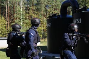 Policjanci z Komendy Miejskiej Policji w Tarnobrzegu, Oddziału Prewencji Policji w Rzeszowie oraz Komisariatu Policji w Nowej Dębie wzięli udział w ćwiczeniach obronnych z zakresu ochrony ludności i obrony cywilnej pn.”Dęba 2025”. Przedsięwzięcie odbyło się na terenie gminy Nowa Dęba.  Zasadniczym celem akcji było przygotowanie służb do podejmowania działań ratowniczych i poszukiwawczych oraz właściwego reagowania w sytuacji wystąpienia zagrożeń związanych z atakami terrorystycznymi.