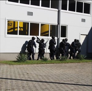 Policjanci z Komendy Miejskiej Policji w Tarnobrzegu, Oddziału Prewencji Policji w Rzeszowie oraz Komisariatu Policji w Nowej Dębie wzięli udział w ćwiczeniach obronnych z zakresu ochrony ludności i obrony cywilnej pn.”Dęba 2025”. Przedsięwzięcie odbyło się na terenie gminy Nowa Dęba.  Zasadniczym celem akcji było przygotowanie służb do podejmowania działań ratowniczych i poszukiwawczych oraz właściwego reagowania w sytuacji wystąpienia zagrożeń związanych z atakami terrorystycznymi.