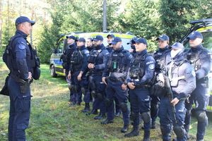 Policjanci z Komendy Miejskiej Policji w Tarnobrzegu, Oddziału Prewencji Policji w Rzeszowie oraz Komisariatu Policji w Nowej Dębie wzięli udział w ćwiczeniach obronnych z zakresu ochrony ludności i obrony cywilnej pn.”Dęba 2025”. Przedsięwzięcie odbyło się na terenie gminy Nowa Dęba.  Zasadniczym celem akcji było przygotowanie służb do podejmowania działań ratowniczych i poszukiwawczych oraz właściwego reagowania w sytuacji wystąpienia zagrożeń związanych z atakami terrorystycznymi.