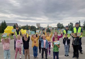 Dzielnicowi z Komisariatu Policji w Gorzycach wspólnie z profilaktykami społecznymi tarnobrzeskiej komendy pomagają w przygotowaniu pierwszoklasistów, do świadomego i odpowiedzialnego korzystania z dróg uczestnicząc w licznych spotkaniach w szkołach. Akcja „Bezpieczna droga do szkoły” to potrzeba uczenia dzieci ostrożności na drodze.