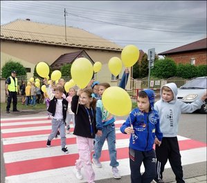 Dzielnicowi z Komisariatu Policji w Gorzycach wspólnie z profilaktykami społecznymi tarnobrzeskiej komendy pomagają w przygotowaniu pierwszoklasistów, do świadomego i odpowiedzialnego korzystania z dróg uczestnicząc w licznych spotkaniach w szkołach. Akcja „Bezpieczna droga do szkoły” to potrzeba uczenia dzieci ostrożności na drodze.