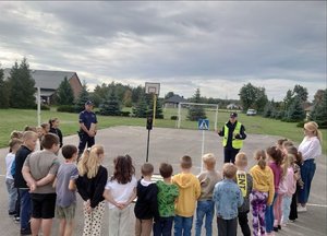 Dzielnicowi z Komisariatu Policji w Gorzycach wspólnie z profilaktykami społecznymi tarnobrzeskiej komendy pomagają w przygotowaniu pierwszoklasistów, do świadomego i odpowiedzialnego korzystania z dróg uczestnicząc w licznych spotkaniach w szkołach. Akcja „Bezpieczna droga do szkoły” to potrzeba uczenia dzieci ostrożności na drodze.