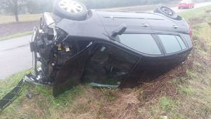 Na drodze w miejscowości Ślęzaki w powiecie tarnobrzeskim doszło do groźnego zdarzenia drogowego. 44-latka, kierując renault, będąc na łuku drogi, straciła panowanie nad pojazdem i wpadła do rowu. Pasażerka 14-letnia dziewczyna trafiła do szpitala. Apelujemy do kierowców o ostrożną i bezpieczną jazdę.