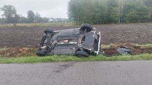 Na drodze w miejscowości Ślęzaki w powiecie tarnobrzeskim doszło do groźnego zdarzenia drogowego. 44-latka, kierując renault, będąc na łuku drogi, straciła panowanie nad pojazdem i wpadła do rowu. Pasażerka 14-letnia dziewczyna trafiła do szpitala. Apelujemy do kierowców o ostrożną i bezpieczną jazdę.