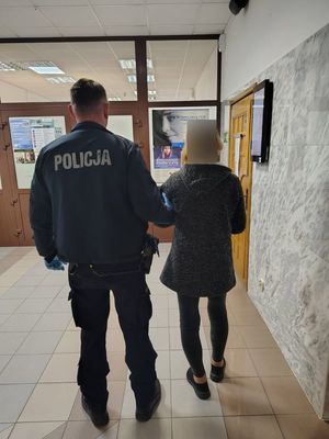 Dzielnicowy z Komisariatu Policji w Gorzycach wspólnie z policjantem z patrolu zatrzymał 52-letnią kobietę kierującą skodą, która wsiadła za kierownicę pojazdu pomimo sądowego zakazu. Mieszkanka Sandomierza w trybie przyspieszonym została skazana przez Sąd Rejonowy w Tarnobrzegu na karę roku pozbawienia wolności, dożywotni zakaz prowadzenia wszelkich pojazdów mechanicznych oraz grzywnę 5 tysięcy złotych na rzecz funduszu pomocowego.