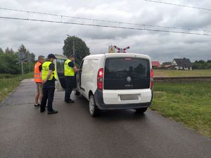 Wspólne działania tarnobrzeskich policjantów ze Służbą Ochrony Kolei na przejeździe kolejowym w gminie Nowa Dęba.