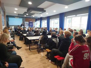 Tarnobrzescy policjanci we współpracy z przedstawicielami Powiatowego Urzędu Pracy w Tarnobrzegu oraz Ośrodka Pomocy Rodzinie w Tarnobrzegu, uczestniczyli w spotkaniu z uczniami klas pierwszych z Zespołu Szkół nr 3 im. gen. W. Sikorskiego w Tarnobrzegu w ramach obchodzonego Europejskiego Dnia Walki z Handlem Ludźmi.
