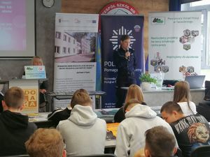 Tarnobrzescy policjanci we współpracy z przedstawicielami Powiatowego Urzędu Pracy w Tarnobrzegu oraz Ośrodka Pomocy Rodzinie w Tarnobrzegu, uczestniczyli w spotkaniu z uczniami klas pierwszych z Zespołu Szkół nr 3 im. gen. W. Sikorskiego w Tarnobrzegu w ramach obchodzonego Europejskiego Dnia Walki z Handlem Ludźmi.