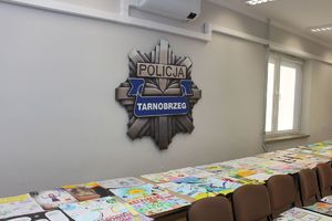 Rozstrzygnięcie konkursu plastycznego &quot;Bezpieczne Wakacje 2025&quot; w Komendzie Miejskiej Policji w Tarnobrzegu.