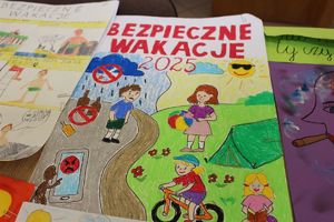 Rozstrzygnięcie konkursu plastycznego &quot;Bezpieczne Wakacje 2025&quot; w Komendzie Miejskiej Policji w Tarnobrzegu.