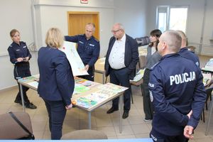 Rozstrzygnięcie konkursu plastycznego &quot;Bezpieczne Wakacje 2025&quot; w Komendzie Miejskiej Policji w Tarnobrzegu.