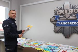 Rozstrzygnięcie konkursu plastycznego &quot;Bezpieczne Wakacje 2025&quot; w Komendzie Miejskiej Policji w Tarnobrzegu.