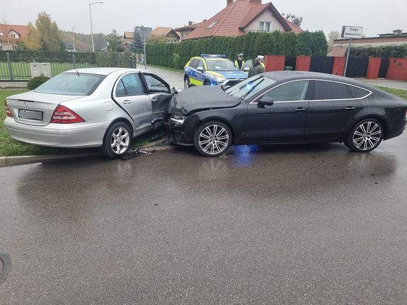 W Tarnobrzegu zderzyły się dwa pojazdy osobowe mercedes i audi. 48-letnia kobieta wyjeżdżając z drogi podporządkowanej nie ustąpiła pierwszeństwa przejazdu i zderzyła się z audi, którym kierowała 46-latka. Obie trafiły do szpitala na badania. Policjanci apelują o ostrożną i bezpieczną jazdę.