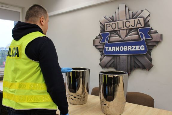 38-letnia mieszkanka powiatu tarnobrzeskiego podejrzana jest o oszustwo. Kobieta przekleiła z tańszego produktu naklejkę z ceną, na  towar droższy. Chciała zaoszczędzić ponad 100 złotych. Już zarzut zarzut, do którego się przyznała. O jej dalszym losie zdecyduje sąd.