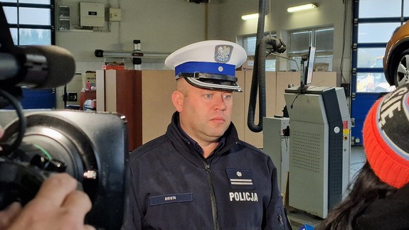 Briefing poświęcony kampanii „Twoje światła - Nasze bezpieczeństwo”- policjant ruchu drogowego informuje o akcji.