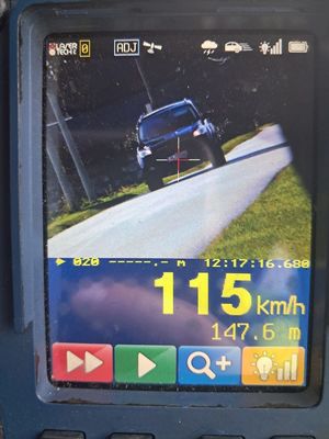 Jedną z głównych przyczyn zdarzeń drogowych jest nadmierna prędkość. Wielu kierowców nie stosuje się do obowiązujących przepisów, które określają dopuszczalną prędkość na drodze. Następstwem takiej jazdy jest dłuższa droga hamowania i brak kontroli nad pojazdem, co może skończyć się wypadkiem. W gminie Nowa Dęba kierowca forda jechał w obszarze zabudowanym z prędkością 115 km/h.