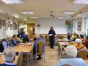 W dalszym ciągu do tarnobrzeskich policjantów docierają zgłoszenia od seniorów dotyczące usiłowań oszustw metodą na „legendę”. Przestępcy wykorzystując niewiedzę osób starszych, ich ufność, manipulują i wprowadzają ich w błąd, aby wyłudzić pieniądze. O tym jak działają sprawcy oszustw i jakie metody stosują opowiadała podopiecznym Domu Dziennego Pobytu w Tarnobrzegu, dzielnicowa asp. szt. Małgorzata Paprocka z Komendy Miejskiej Policji w Tarnobrzegu.
