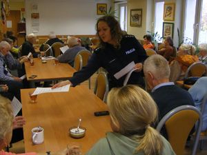 W dalszym ciągu do tarnobrzeskich policjantów docierają zgłoszenia od seniorów dotyczące usiłowań oszustw metodą na „legendę”. Przestępcy wykorzystując niewiedzę osób starszych, ich ufność, manipulują i wprowadzają ich w błąd, aby wyłudzić pieniądze. O tym jak działają sprawcy oszustw i jakie metody stosują opowiadała podopiecznym Domu Dziennego Pobytu w Tarnobrzegu, dzielnicowa asp. szt. Małgorzata Paprocka z Komendy Miejskiej Policji w Tarnobrzegu.