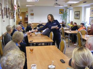 W dalszym ciągu do tarnobrzeskich policjantów docierają zgłoszenia od seniorów dotyczące usiłowań oszustw metodą na „legendę”. Przestępcy wykorzystując niewiedzę osób starszych, ich ufność, manipulują i wprowadzają ich w błąd, aby wyłudzić pieniądze. O tym jak działają sprawcy oszustw i jakie metody stosują opowiadała podopiecznym Domu Dziennego Pobytu w Tarnobrzegu, dzielnicowa asp. szt. Małgorzata Paprocka z Komendy Miejskiej Policji w Tarnobrzegu.