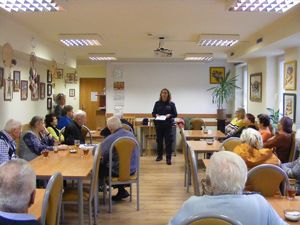W dalszym ciągu do tarnobrzeskich policjantów docierają zgłoszenia od seniorów dotyczące usiłowań oszustw metodą na „legendę”. Przestępcy wykorzystując niewiedzę osób starszych, ich ufność, manipulują i wprowadzają ich w błąd, aby wyłudzić pieniądze. O tym jak działają sprawcy oszustw i jakie metody stosują opowiadała podopiecznym Domu Dziennego Pobytu w Tarnobrzegu, dzielnicowa asp. szt. Małgorzata Paprocka z Komendy Miejskiej Policji w Tarnobrzegu.